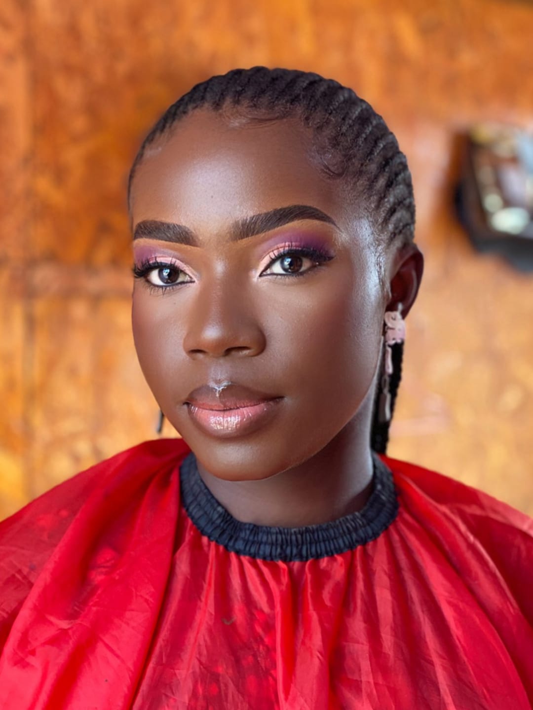 Maquillage aux tons roses et violets sur tresses collées